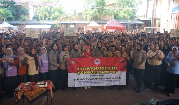 Kasubbag Watpers SDM Polres Kudus AKP Juminah Menjadi Pembina Upacara Di SMA Negeri 1 Bae Kudus, Kamis (15 Agustus 2024), Sekaligus Menggelar Kegiatan Polwan Goes To School Yang Masih Merupakan Rangkaian Peringatan “�