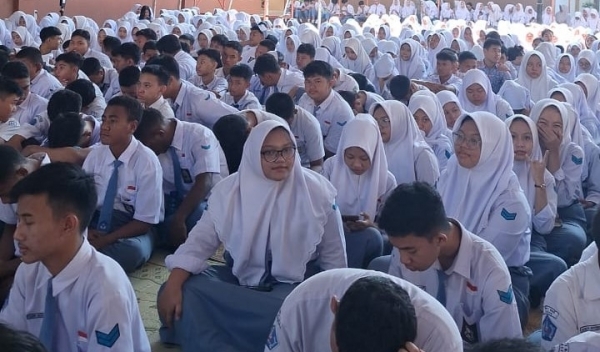 Melihat Dunia dengan Literasi Digital SMA Negeri 1 Bae